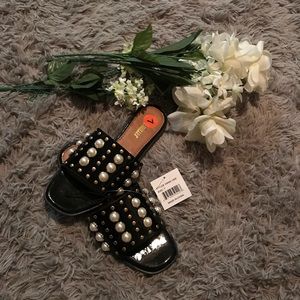 ⚫️Black, pearl, and gold encrusted slides⚫️